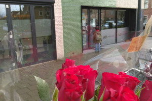 Bosje rode rozen voor jongerenwerker Robin